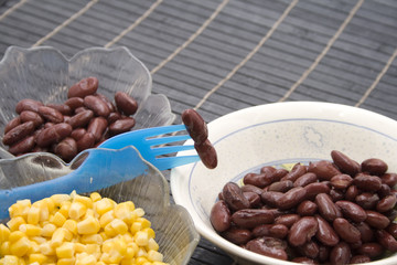 Bohnen auf Plastikgabel