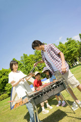 バーベキューを楽しむ家族 © Paylessimages