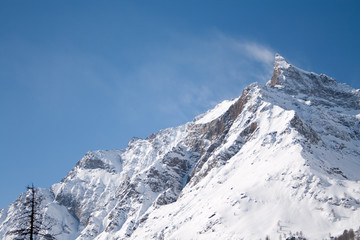 Obraz premium cima innevata spazzata dal vento