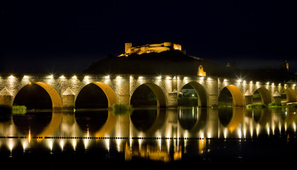 Fototapeta na wymiar Medellin w nocy, Prowincja Badajoz, Estremadura, Hiszpania