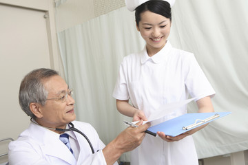 Obraz premium 医者と看護師