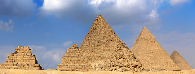 Fototapeta na wymiar Wielkie Piramidy-faraona Cheopsa, Chefrena i Mykerinosa. Egipt