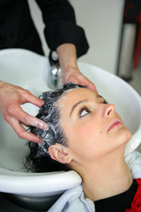 Femme dans un salon de coiffure