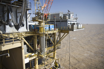 Offshore oil production installation