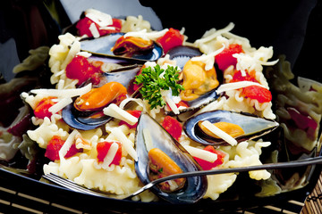 pasta with mussels and chopped tomatoes