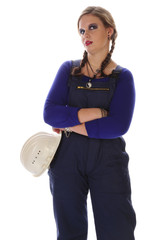 Mädchen im Blaumann mit Bauhelm, genervt