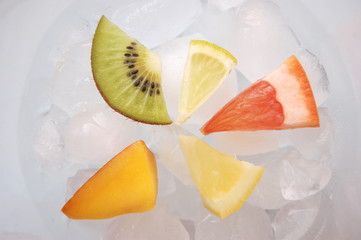Owoce na lodzie