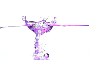 Violette Wasseroberfläche