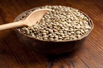 ciotola con lenticchie e cucchiaio di legno