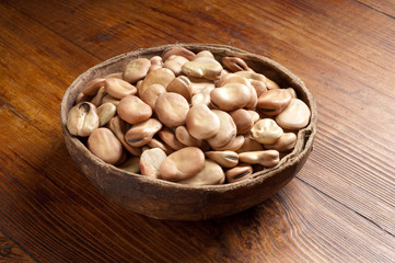 ciotola con fave su fondo di legno