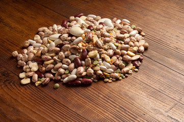 legumi misti su tavola di legno