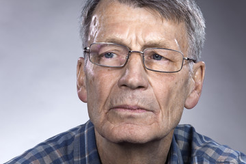 Ernst blickender Rentner