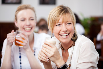 junge lachende frauen