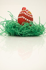 Osterei auf Kunstrasen