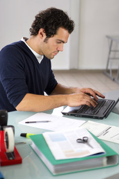 Homme Au Bureau Travaillant Sur Ordinateur Portable