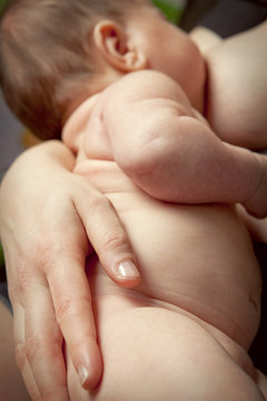 B&eacute;b&eacute; tete le sein