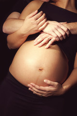 Couple attend son bébé