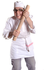 femme p&acirc;tissi&egrave;re souriante avec un rouleau en bois