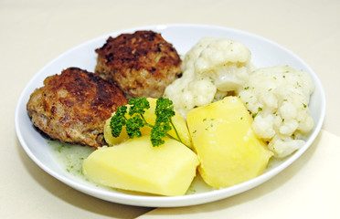 Frikadellen mit Kartoffeln & Blumenkohl