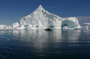 Fototapeta na wymiar eisberg mit zodiac