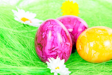 Bunte Ostereier im Osternest