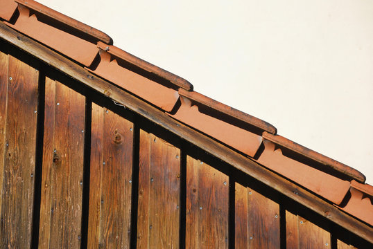 Dachkante und Ziegel eines Holzhauses