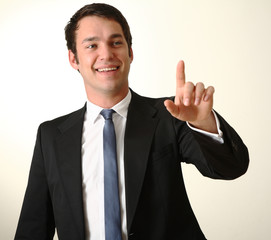 Junger Mann Business zeigt mit dem Finger