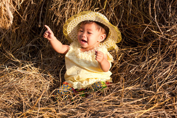 Baby von Asien im Heu