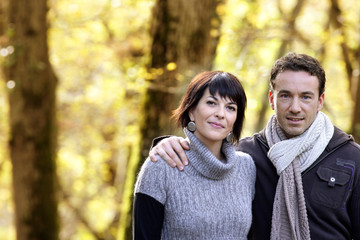 Fototapeta premium Couple se baladant à la campagne