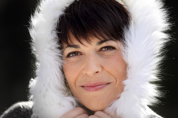 Portrait d'une belle femme avec capuche sur la tête en hiver