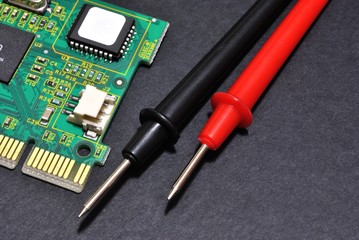 Scheda ethernet con puntali di misurazione