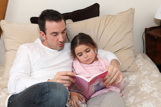 Père lisant une histoire à sa fille