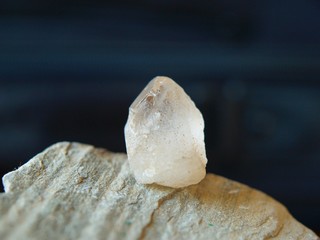 Cristal de roche et pierre métamorphique