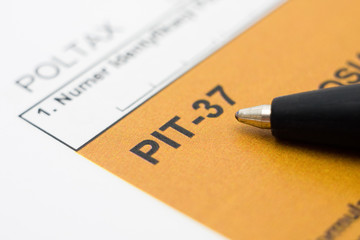 Filling in polish individual tax form pit-37