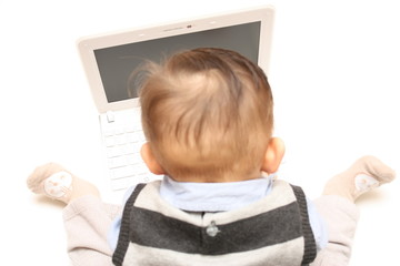 Bébé devant son ordinateur