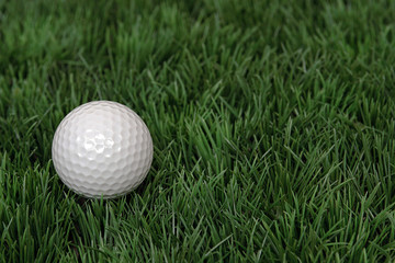 Golfball auf Rasen