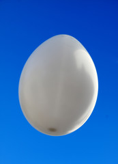 ballon blanc fond ciel bleu