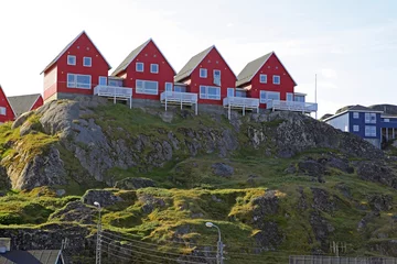 Keuken spatwand met foto Houses with views in Sisimiut, Greenland. © Erik Ensted