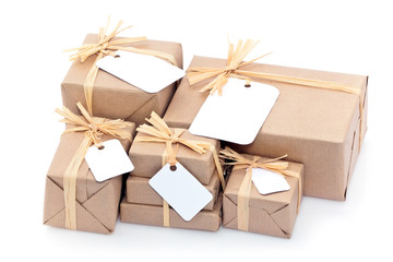 Cadeaux emballage écologique avec étiquette blanche