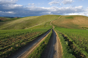 Fototapeta na wymiar Dirt drogi prowadzącej na szczyt wzgórza