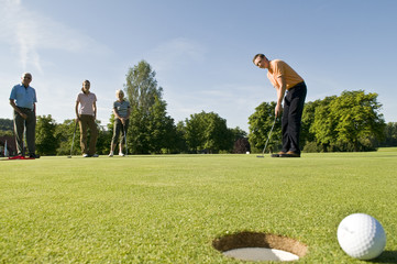Golfer beim Putten