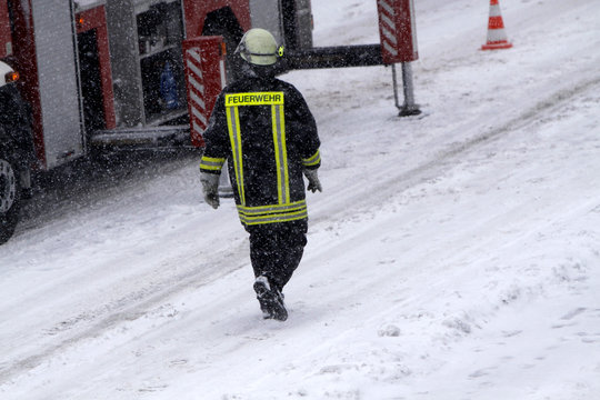 Feuerwehreinsatz in dichtem Schneetreiben