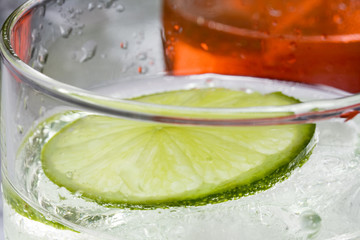 Limette im Wasserglas