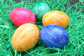 Osterei auf Kunstrasen