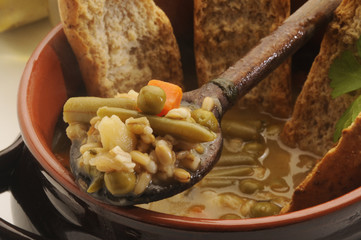 Zuppa alle verdure e cereali