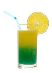 Blue Curacao mit Orangensaft und Orangenscheibe