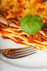 Lasagne auf einem weißen Teller