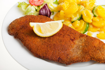 Wiener Schnitzel mit Zitrone und Kartoffelsalat
