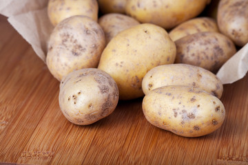 Kartoffeln in der Papiertüte