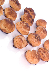 chouquettes sur fond blanc